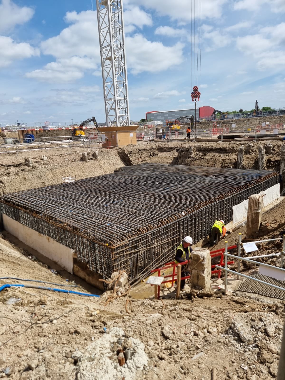 Large reinforced concrete base slab with crane and operatives on HS2