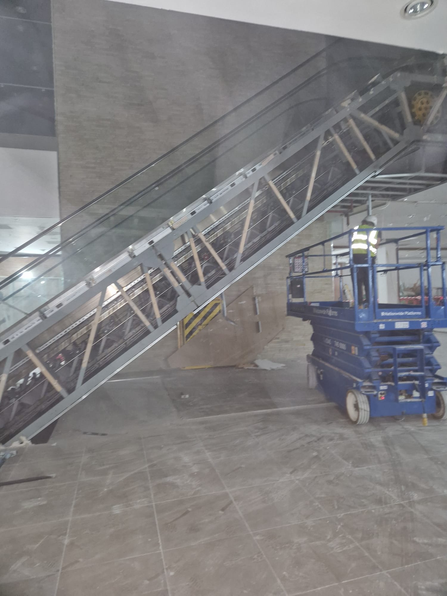 Escalator works with scissor-lift access