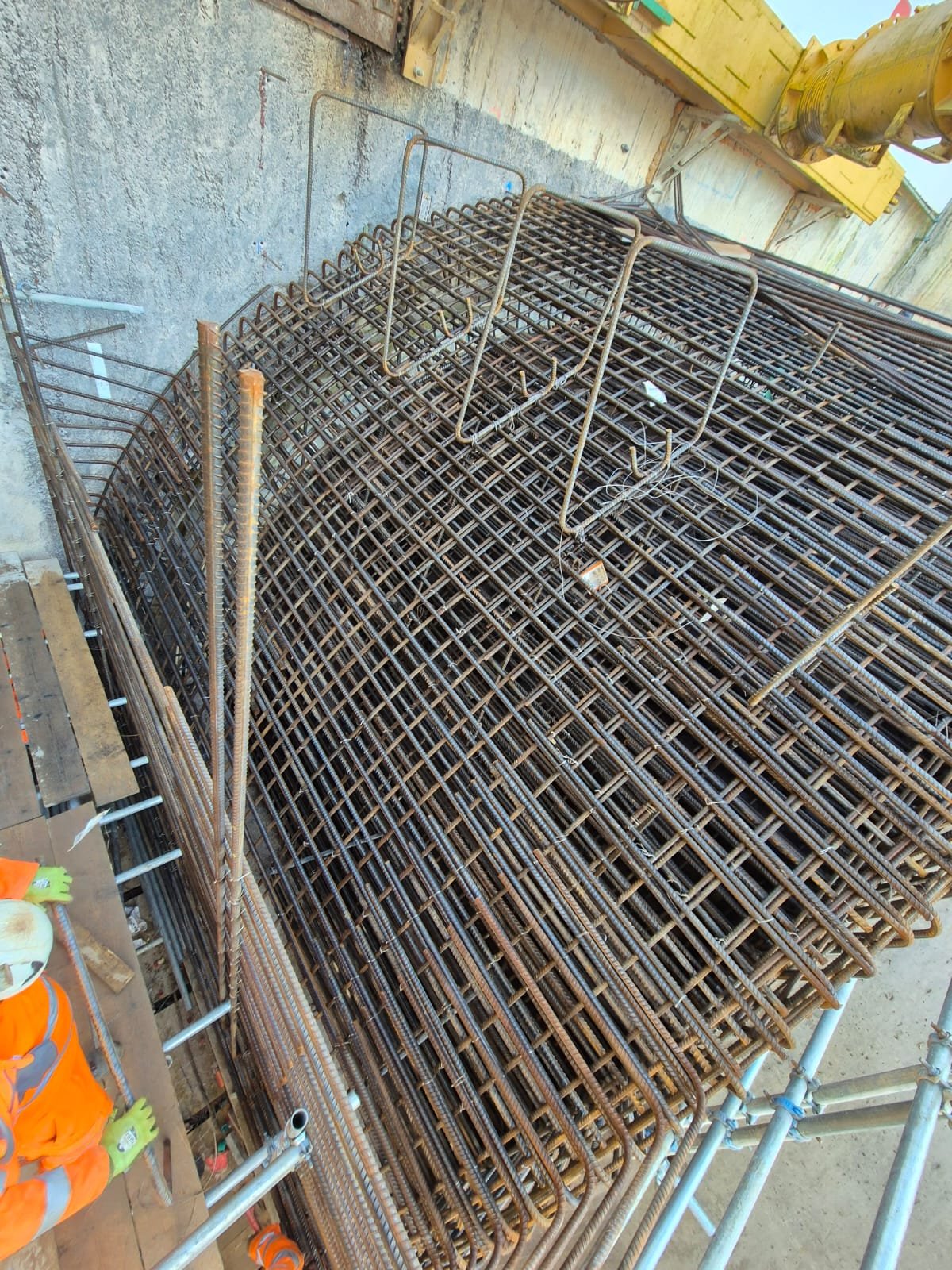 Full-height reinforced retaining wall steelwork